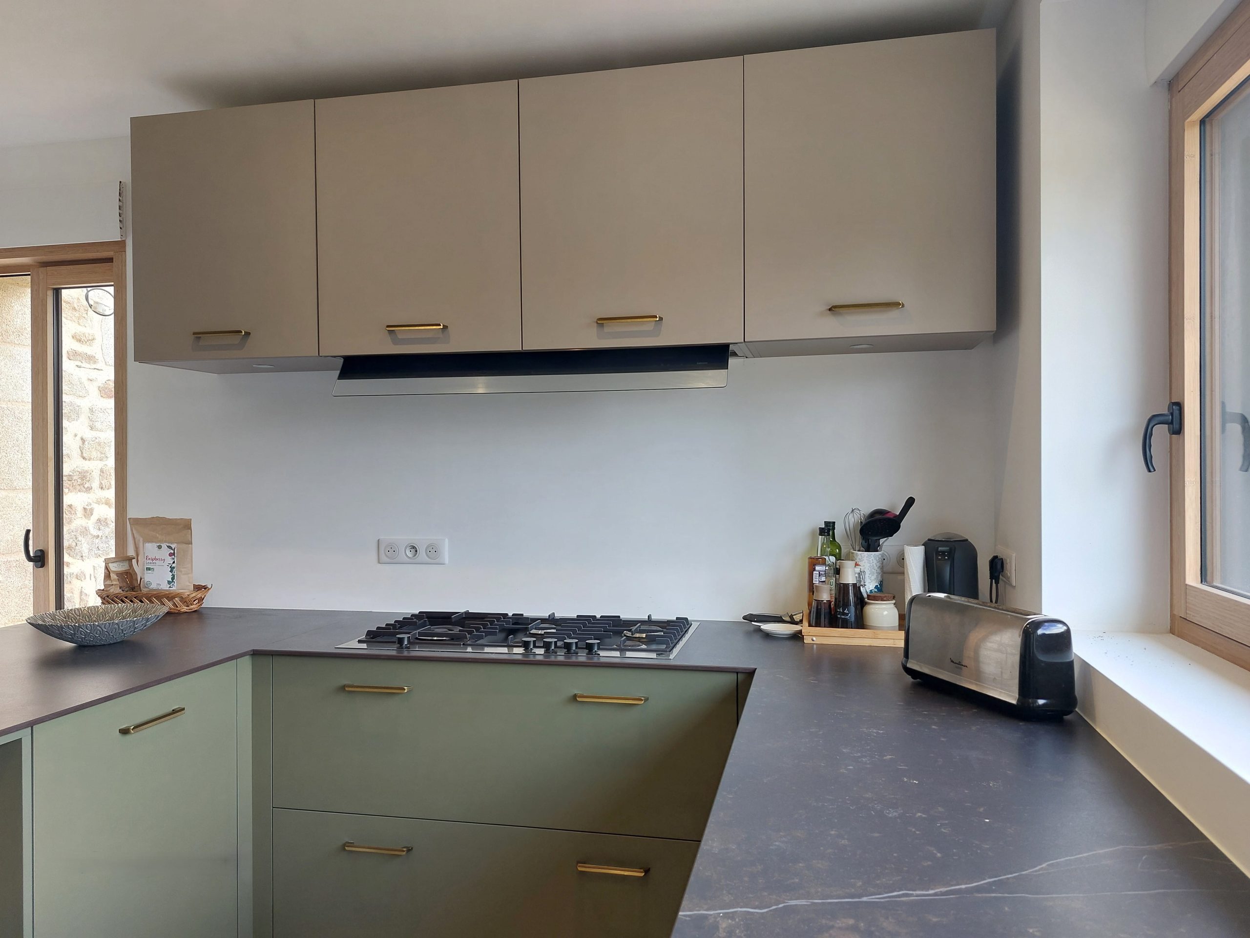 Cuisine kaki au grège au cœur d’une longère