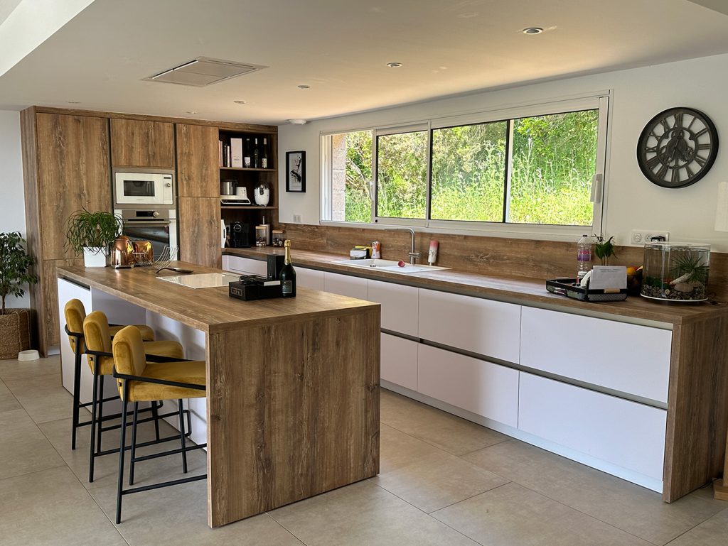 Cuisine blanche et bois sur-mesure à Alata