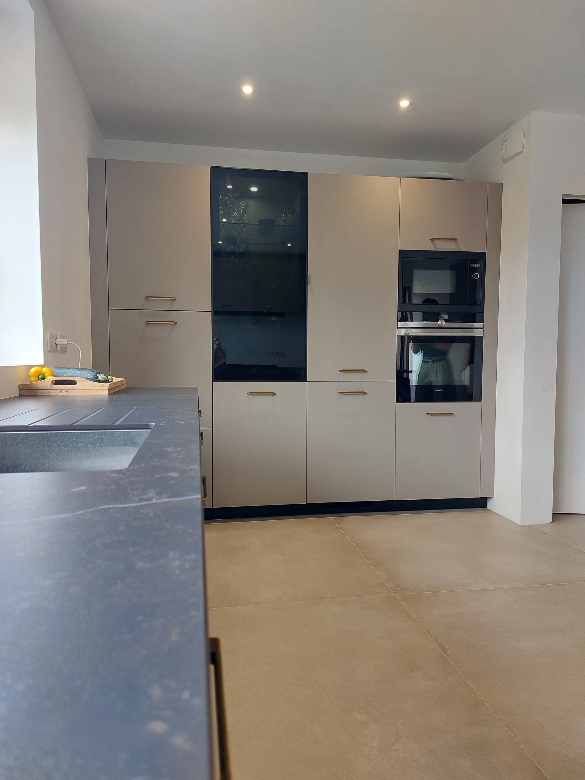 Cuisine kaki au grège au cœur d’une longère