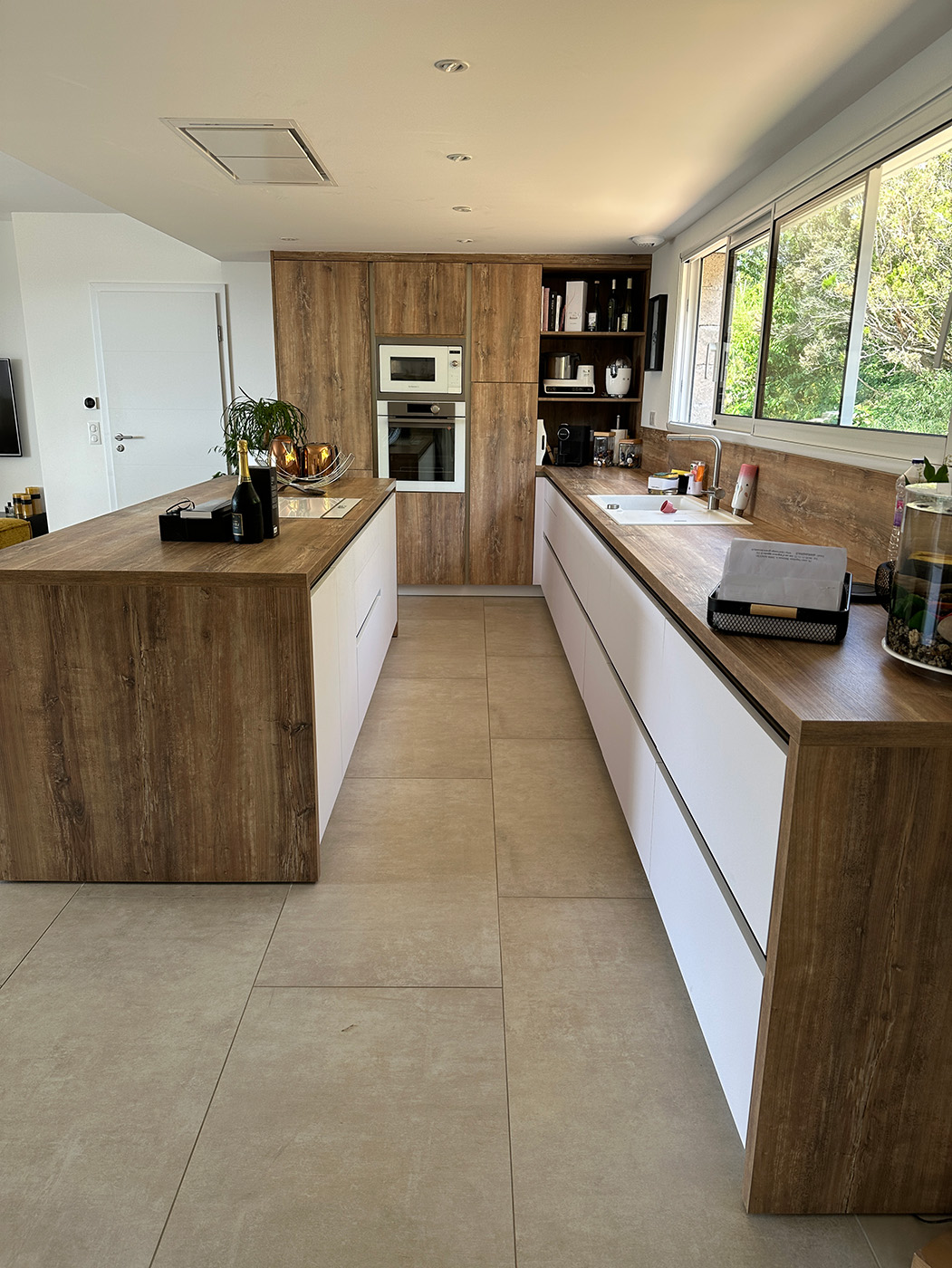 Cuisine blanche et bois sur-mesure à Alata