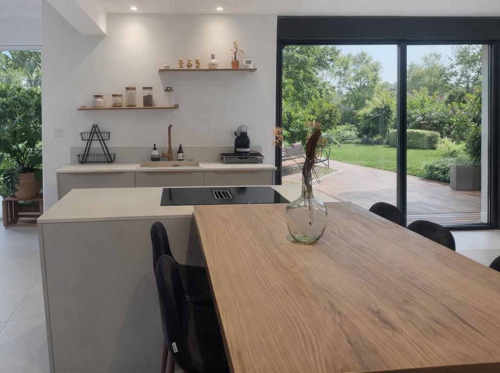 Cuisine contemporaine beige et bois