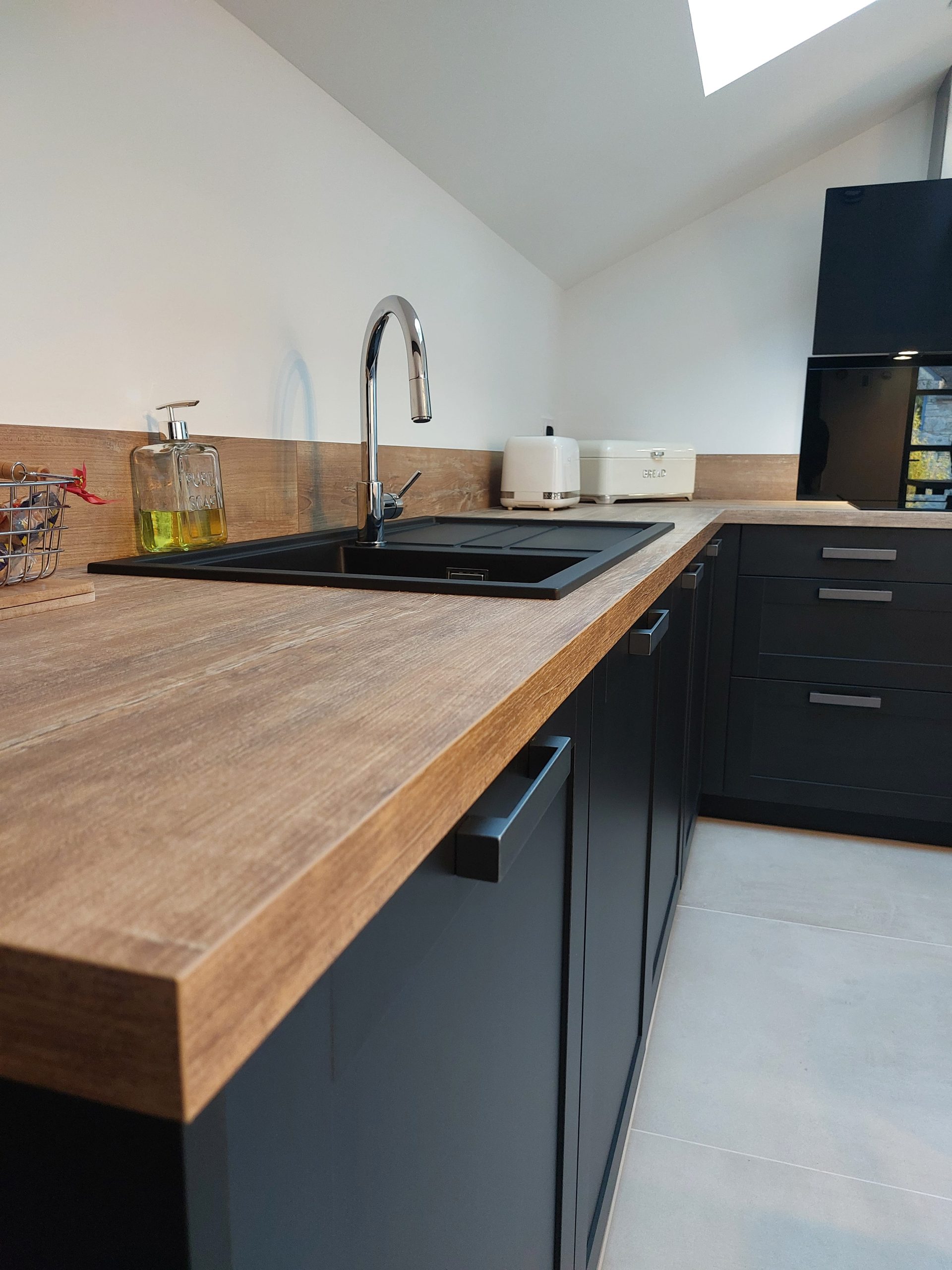 Cuisine noire esprit industriel dans une longère rénovée