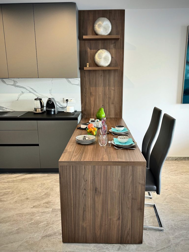 table-convivial-bois-foncé-magasin-Arthur-Bonnet-corse