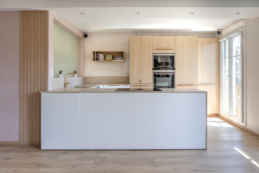 Cuisine minimaliste blanche et bois