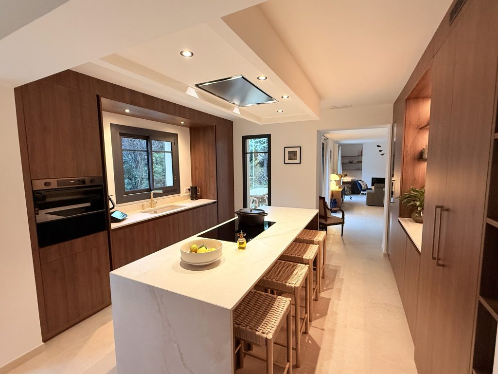 Cuisine design en bois et céramique à Avignon