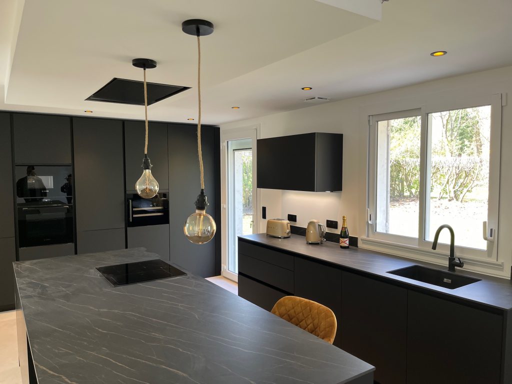 Cuisine noire design à Versailles