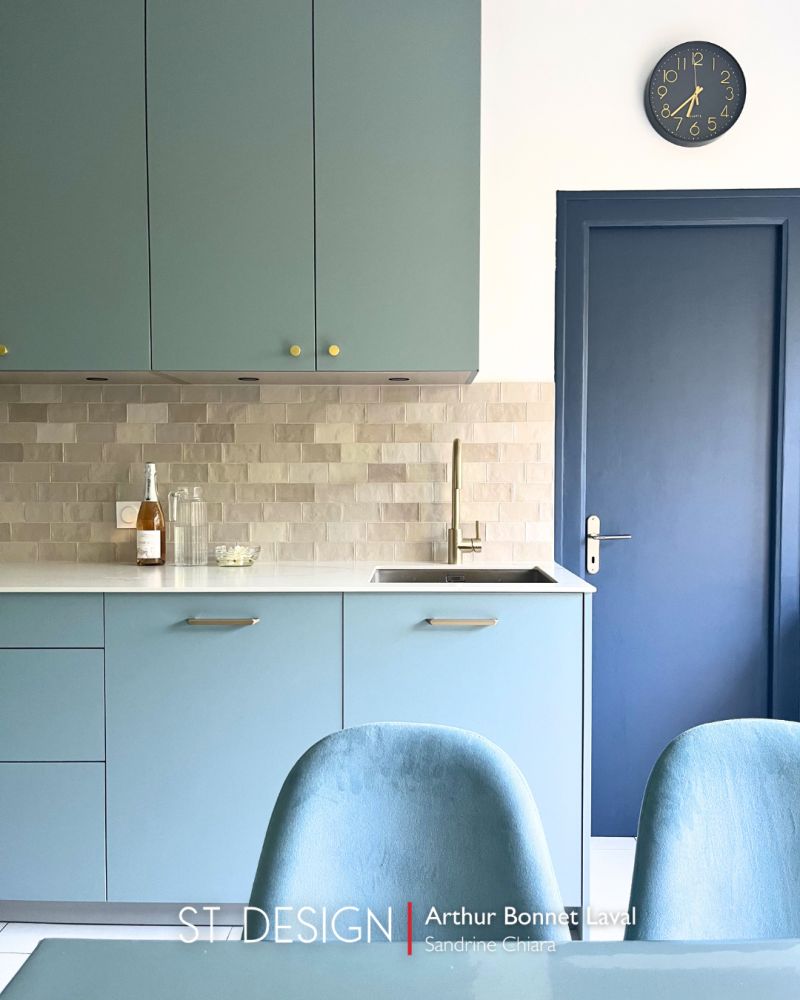 cuisine-bleue-poignees-dorees-arthur-bonnet-laval